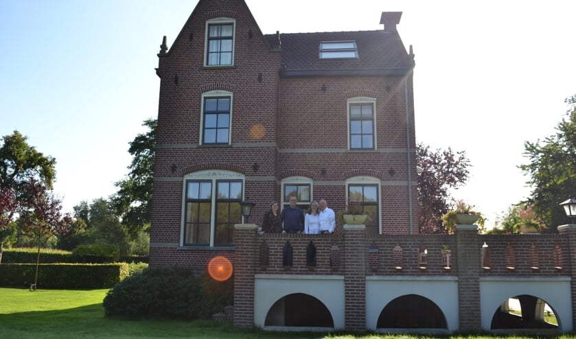 Vlnr. Marloes van der Loo en Tom van den Heuvel (Aarle Onderneemt) en eigenaar van het spookhuis Steven Blom en zijn partner Ingrid van Heck | Fotonummer: 7a70e2