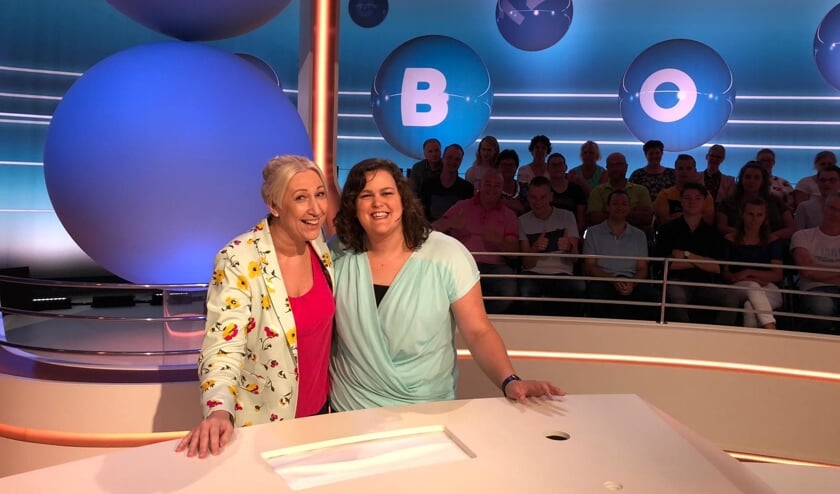 Janine (l) en Dianne (r) uit Beek en Donk komen op televisie bij LINGO | Fotonummer: 8f08b7