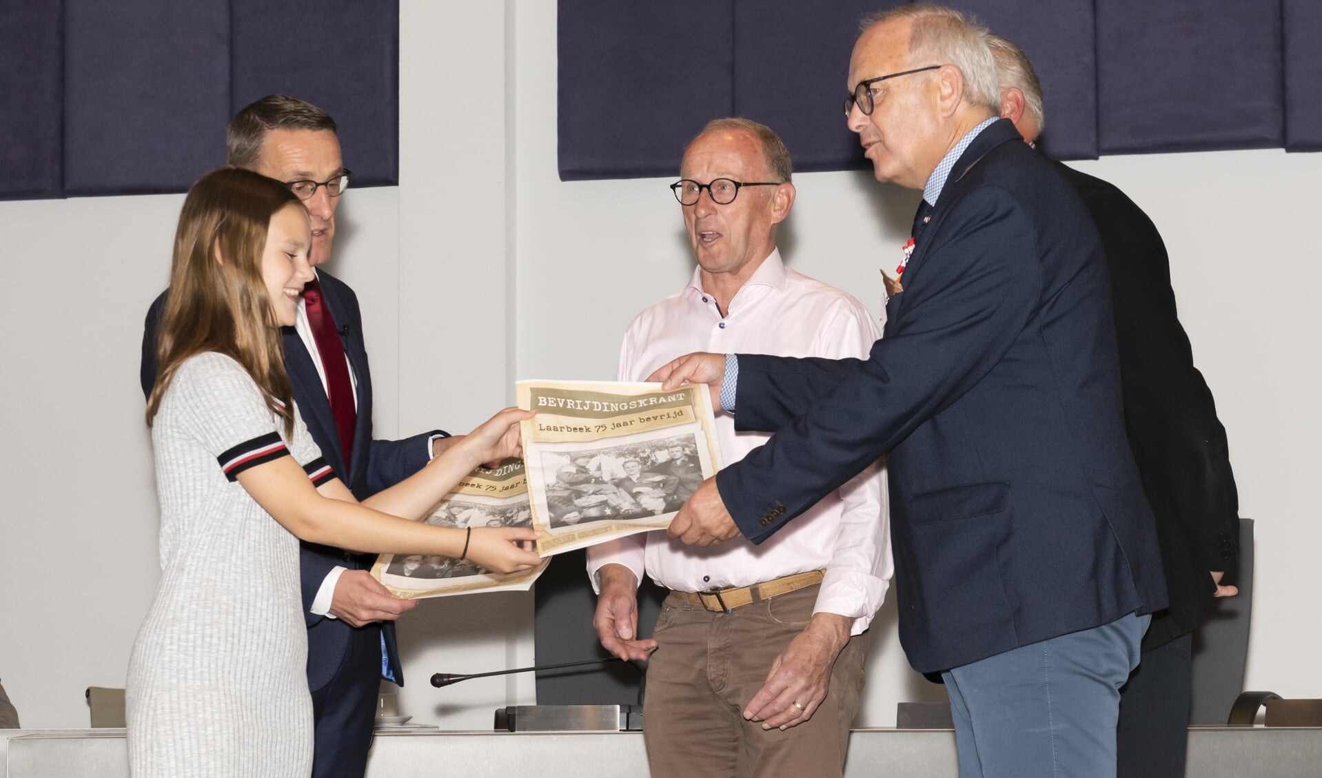 De drie heemkundekringen overhandigen het eerste exemplaar aan burgemeester Frank van de Meijden en jeugdburgemeester Elise van Lieshout 