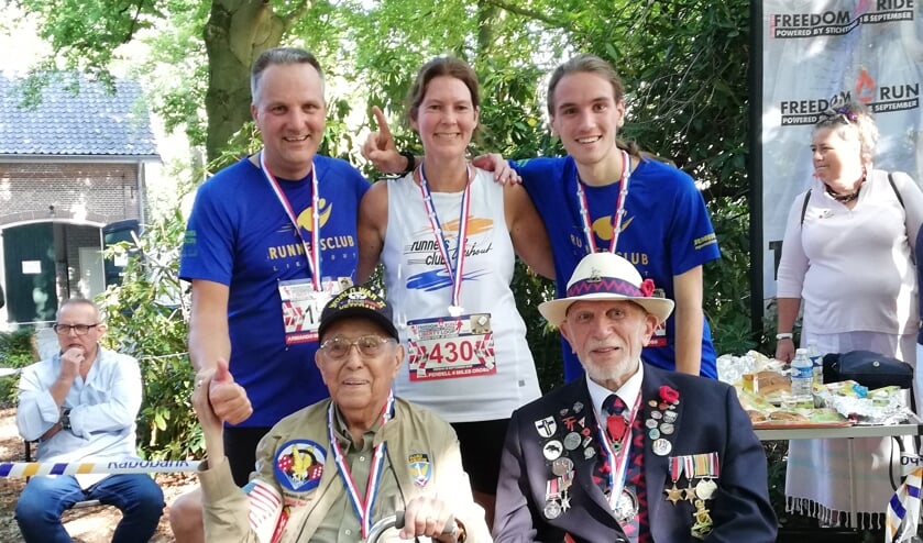 Vlnr: Twan Sterken, Mireille de Ridder en Bryan Sterken. Zittend, vlnr: Armando Marquez (95 jaar) en Joe Cattini (96 jaar) | Fotonummer: 9d8ace