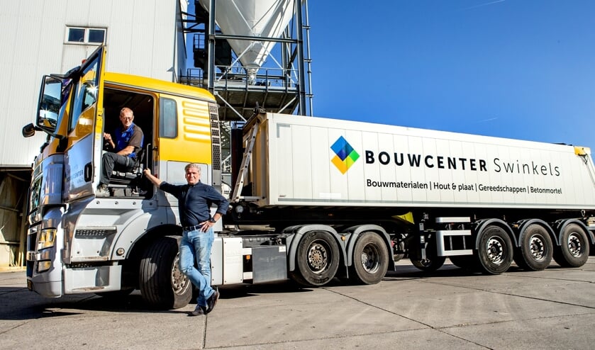 Henk Verkuilen (l) is 50 jaar in dienst bij BouwCenter Swinkels. Rechts directeur Tom Swinkels | Fotonummer: 768a3c