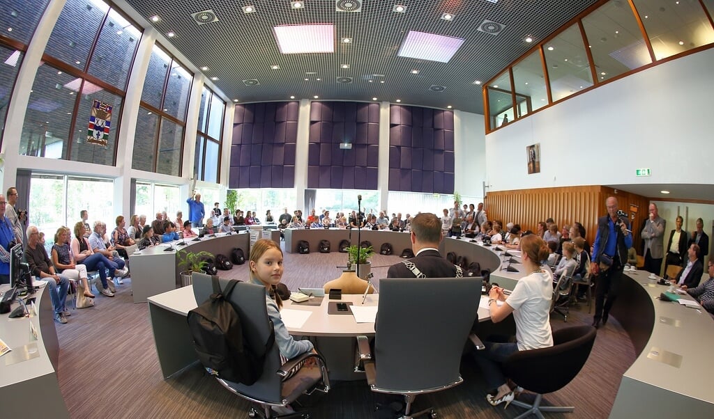 De Jeugdgemeenteraad bijeen in het gemeentehuis (2018). Op de voorgrond links jeugdburgemeester Elise van Lieshout