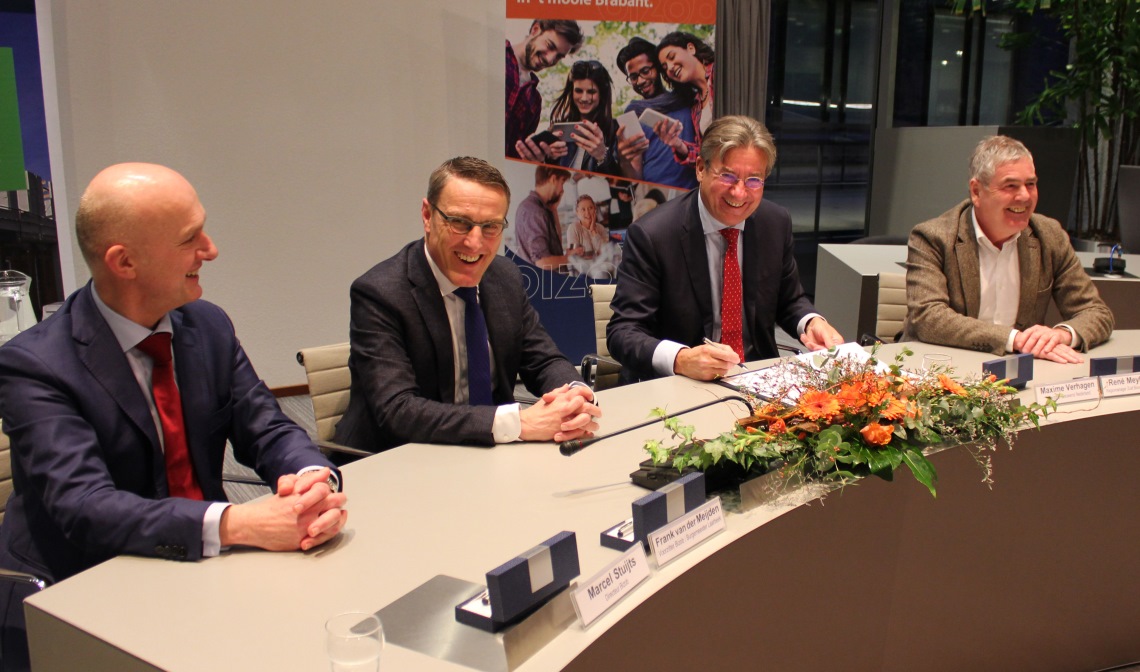 Ondertekening van de intentieverklaring, vlnr: Marcel Stuijts (directeur Bizob), Frank van der Meijden (voorzitter Bizob), Maxime Verhagen (voorzitter Bouwend Nederland) en René Meyboom (regiomanager zuid Bouwend Nederland)