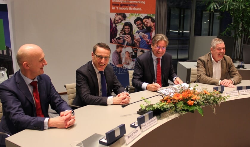 Ondertekening van de intentieverklaring, vlnr: Marcel Stuijts (directeur Bizob), Frank van der Meijden (voorzitter Bizob), Maxime Verhagen (voorzitter Bouwend Nederland) en René Meyboom (regiomanager zuid Bouwend Nederland) | Fotonummer: acdcf0