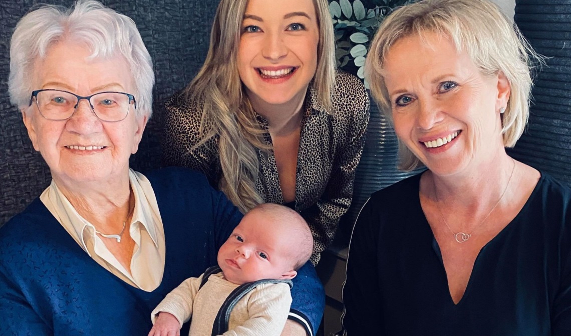 Vlnr: Oma Annie met Lovi, Aniek en Elly