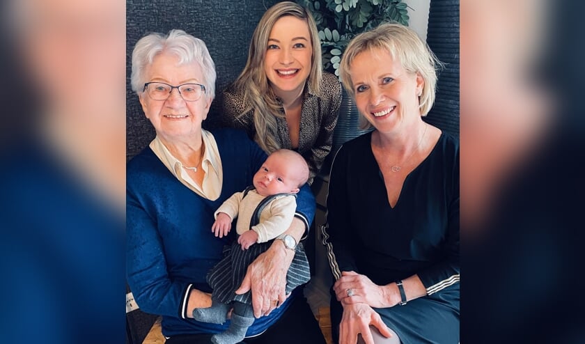 Vlnr: Oma Annie met Lovi, Aniek en Elly | Fotonummer: 2341bd