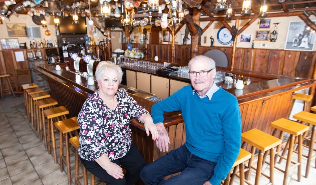 Gerrie en Martien van Vlerken, afgelopen december 50 jaar getrouwd, vieren nu ook het gouden jubileum van Café De Stal 