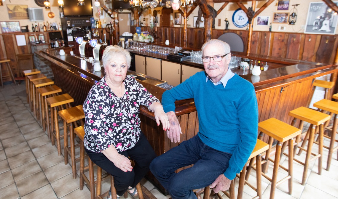Gerrie en Martien van Vlerken, afgelopen december 50 jaar getrouwd, vieren nu ook het gouden jubileum van Café De Stal