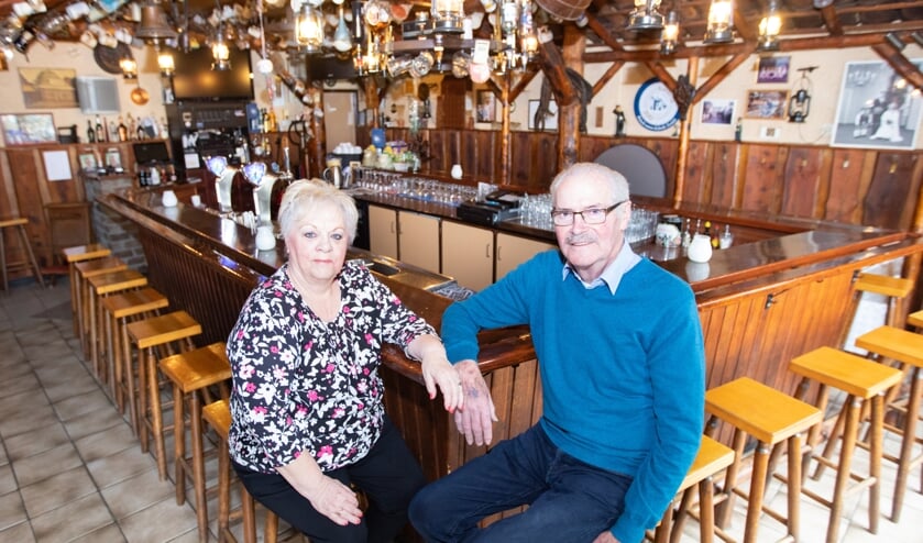 Gerrie en Martien van Vlerken, afgelopen december 50 jaar getrouwd, vieren nu ook het gouden jubileum van Café De Stal | Fotonummer: bd4f2e