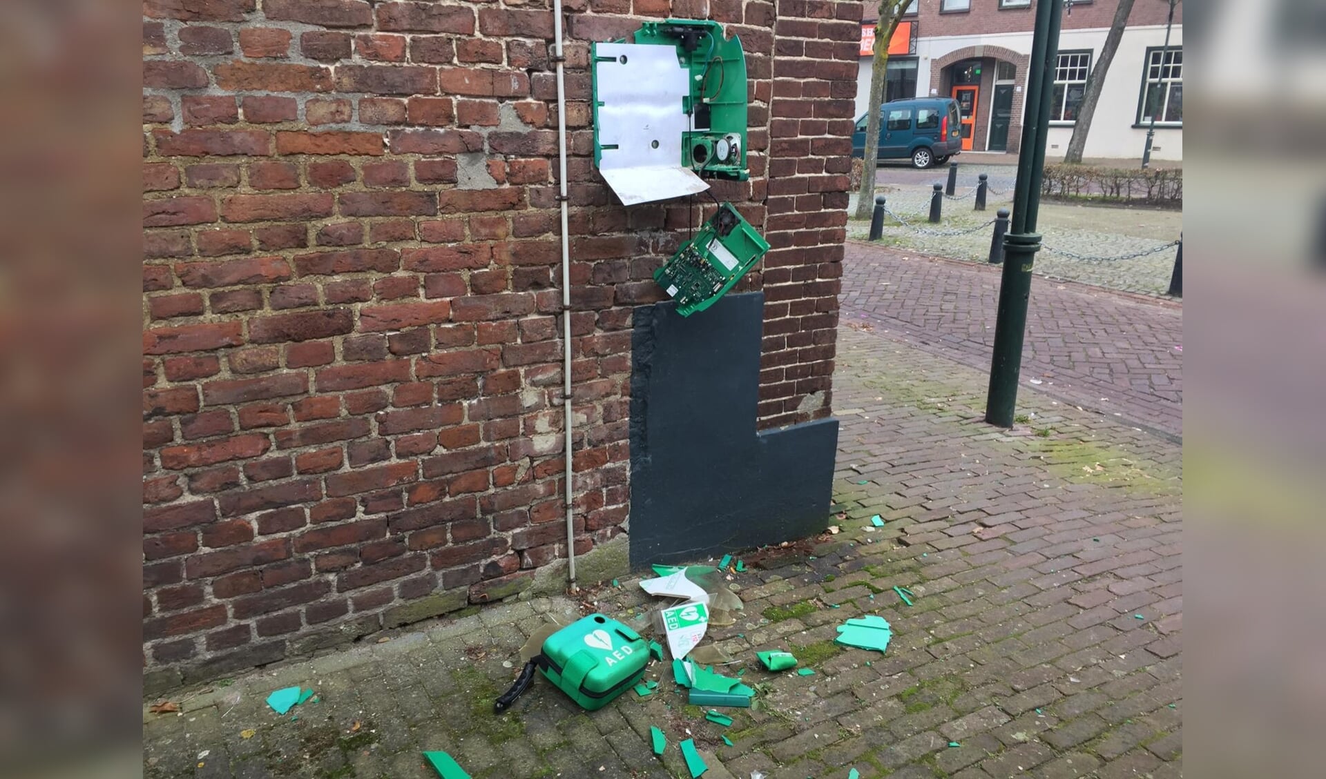 Op Oudjaarsdag 2019 werd de AED vernield.