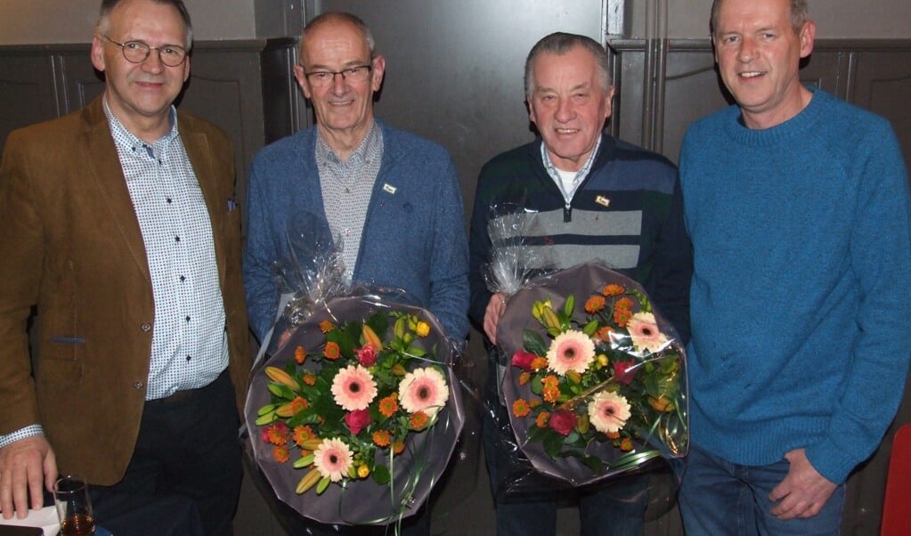 Vlnr: Peter Verkuijlen (districtsvoorzitter), Hans Verbakel, Ad Appeldoorn en Tonny Vereijken (voorzitter)