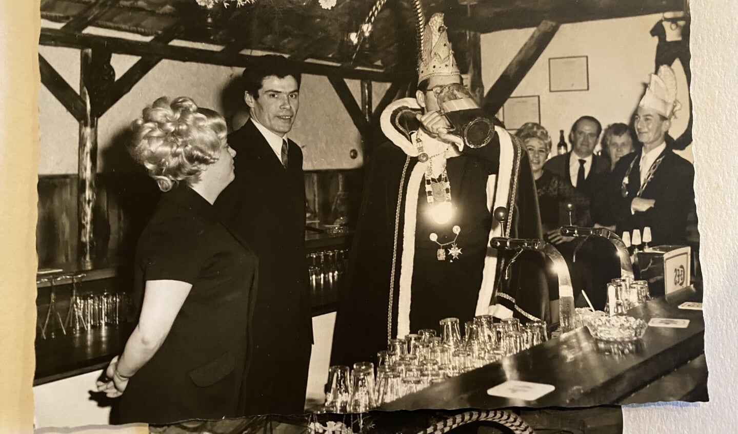 De opening van Café De Stal in 1970. Links Gerrie en Martien. Naast hen Prins Carnaval van Ganzegat (1970)
