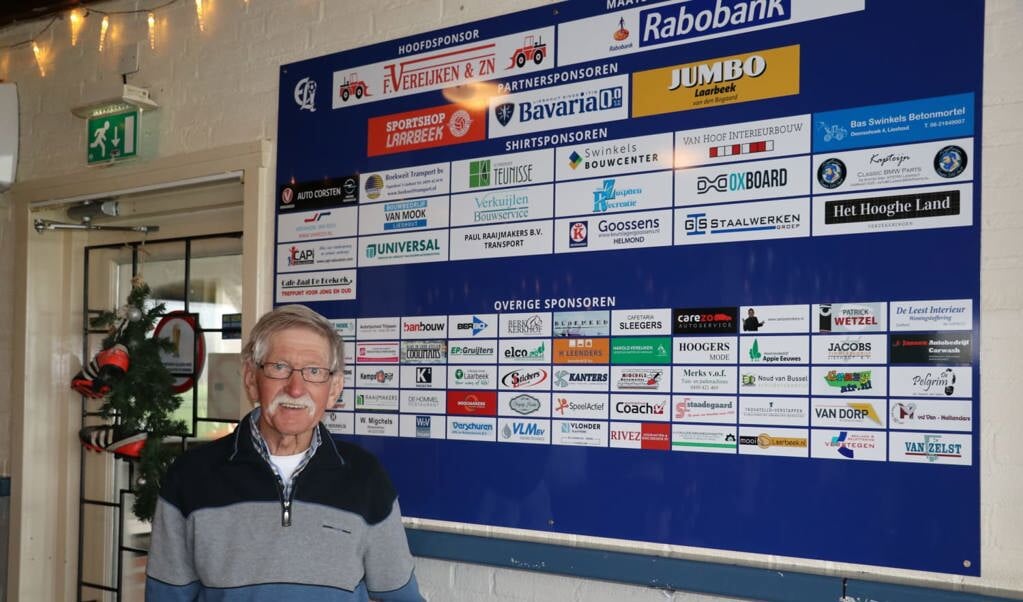 Piet van Berlo bij het nieuwe sponsorbord