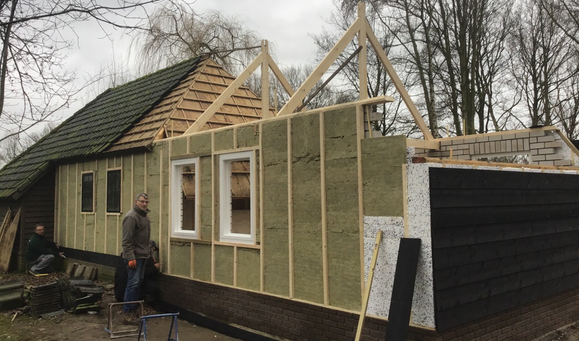 De nieuwe schuilhut in bouw