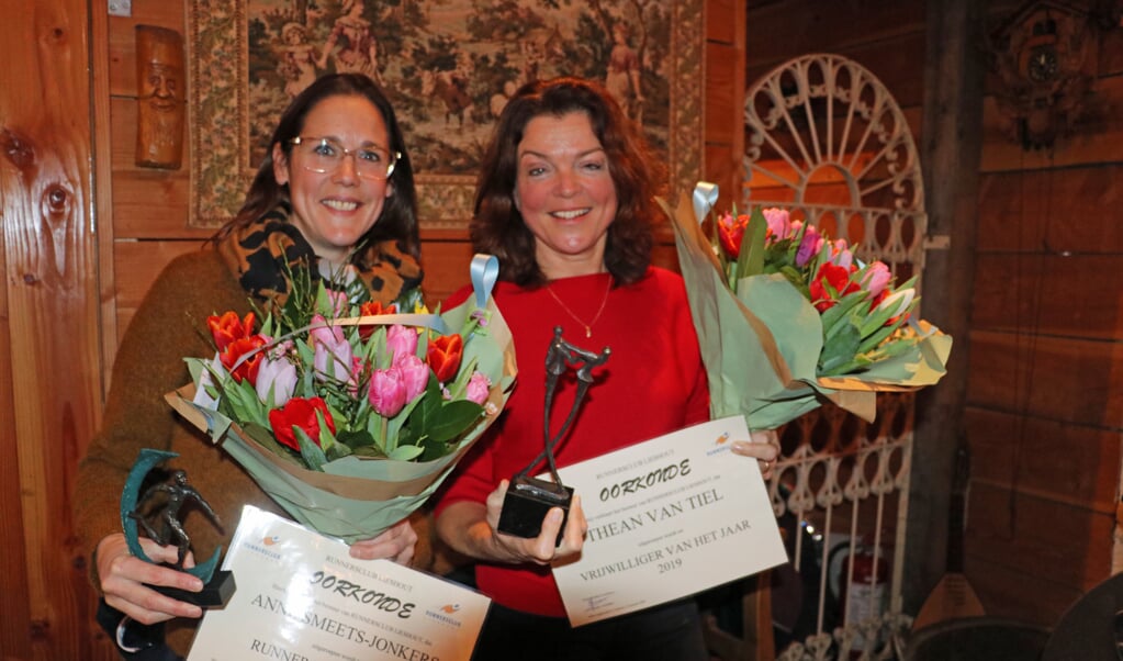 Runner van het jaar Anne Smeets (l) en vrijwilliger Thean van Tiel (r)