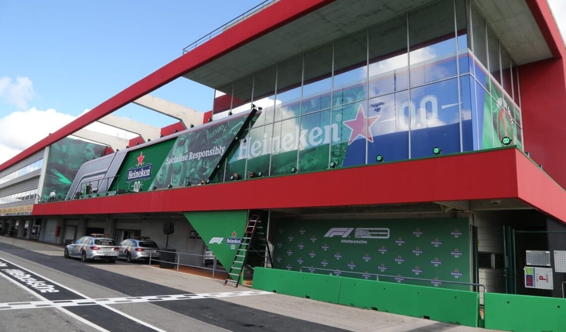 <p>Het podium van CREATE werd maar liefst 40 meter breed en 5 meter hoog</p>