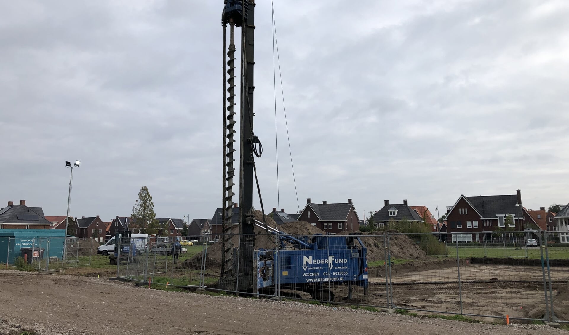 Bouwbedrijf van Stiphout boort de palen en bouwt de huizen in opdracht van de woningcorporatie