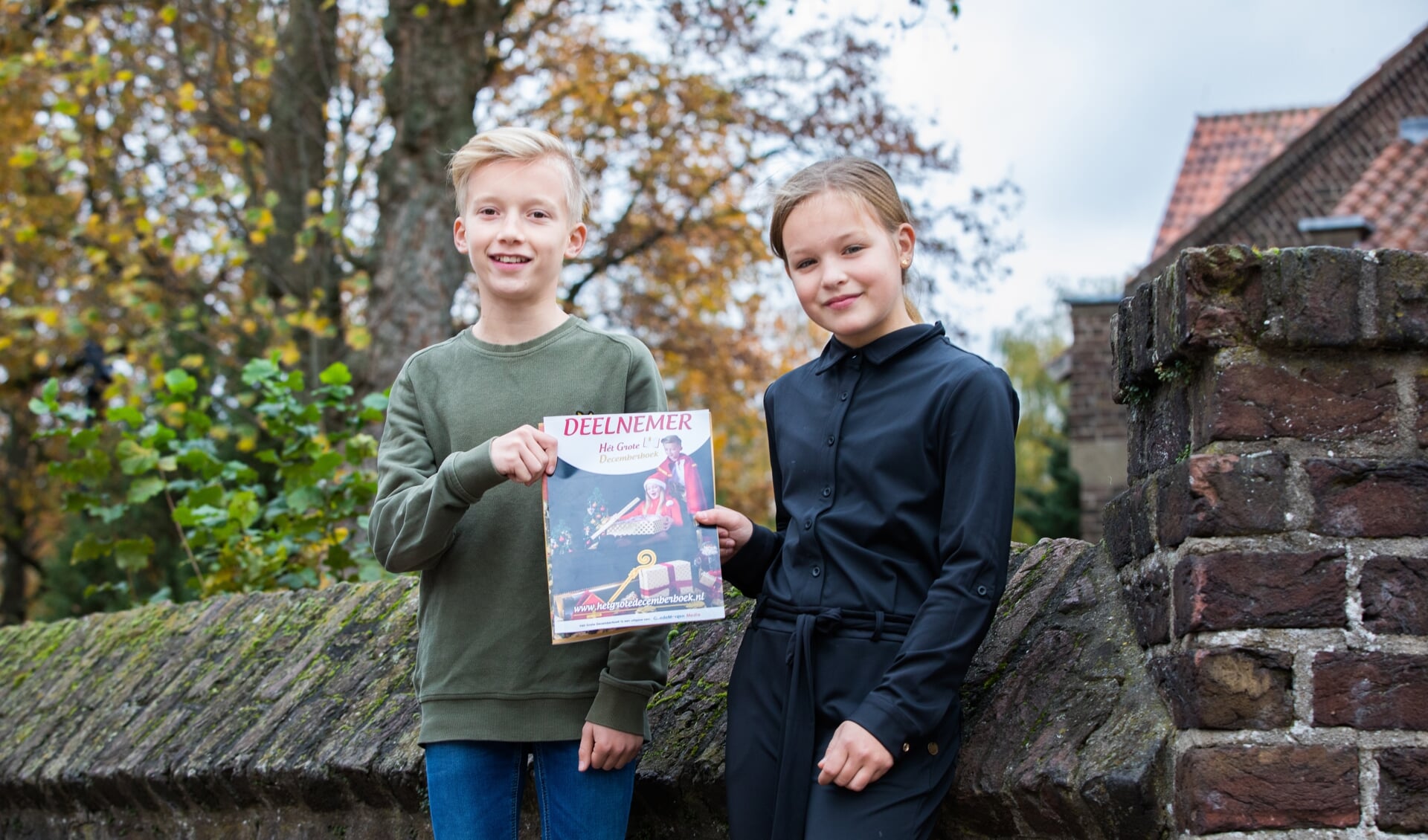 Ries (l) en Pien, figuranten op de cover van Hét Grote Decemberboek 2020, met de eerste editie