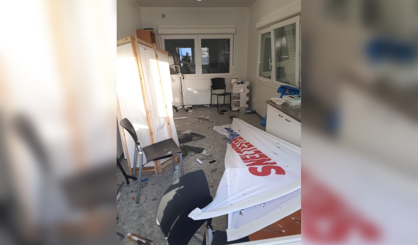 De vuurwerkbom richtte in de unit van de snelteststraat een enorme ravage aan.