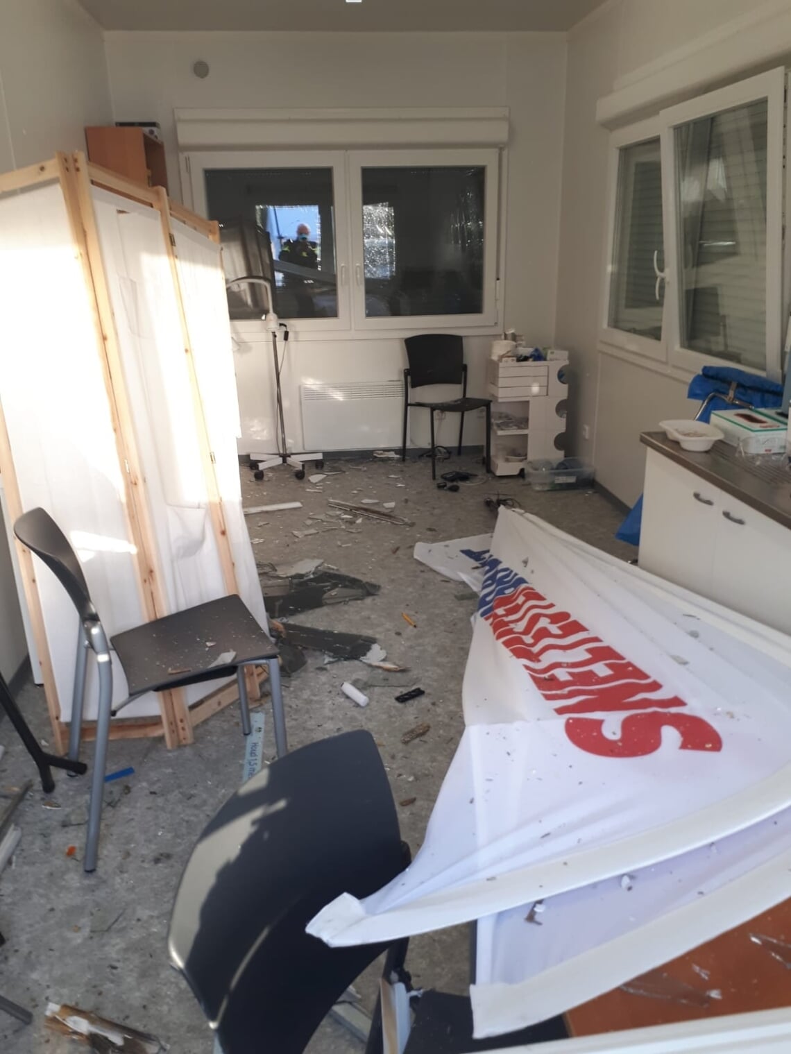 <p>De vuurwerkbom richtte in de unit van de snelteststraat een enorme ravage aan.</p>