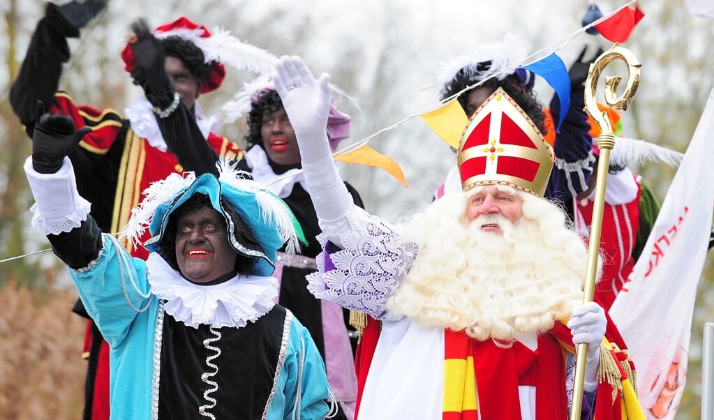 Sinterklaas is met zijn pieten op weg naar Nederland