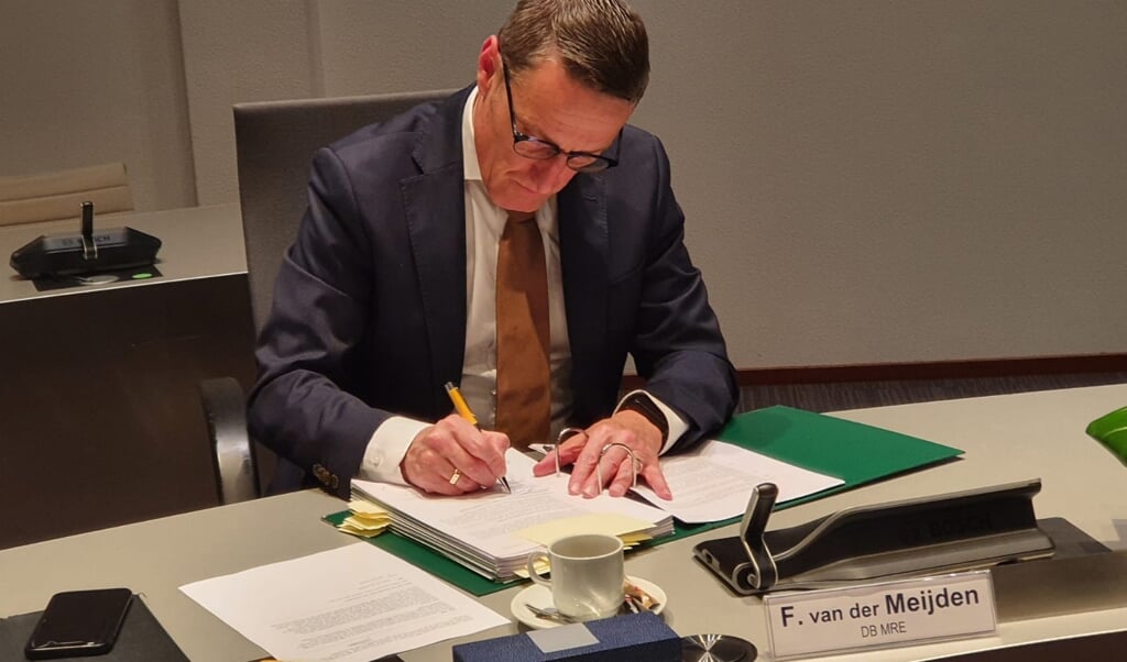 Burgemeester Frank van der Meijden ondertekent de overeenkomst.