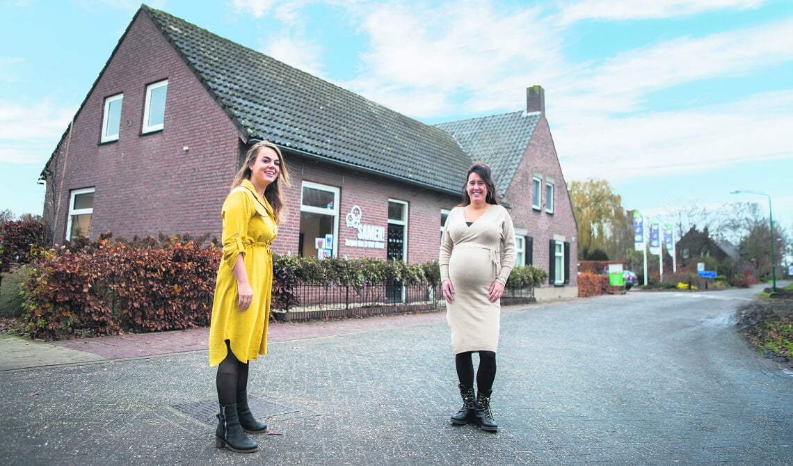 <p>Shally Verheijen (l) en Joëlle Fleskens (r) voor de nieuwe locatie van Samen!</p>
