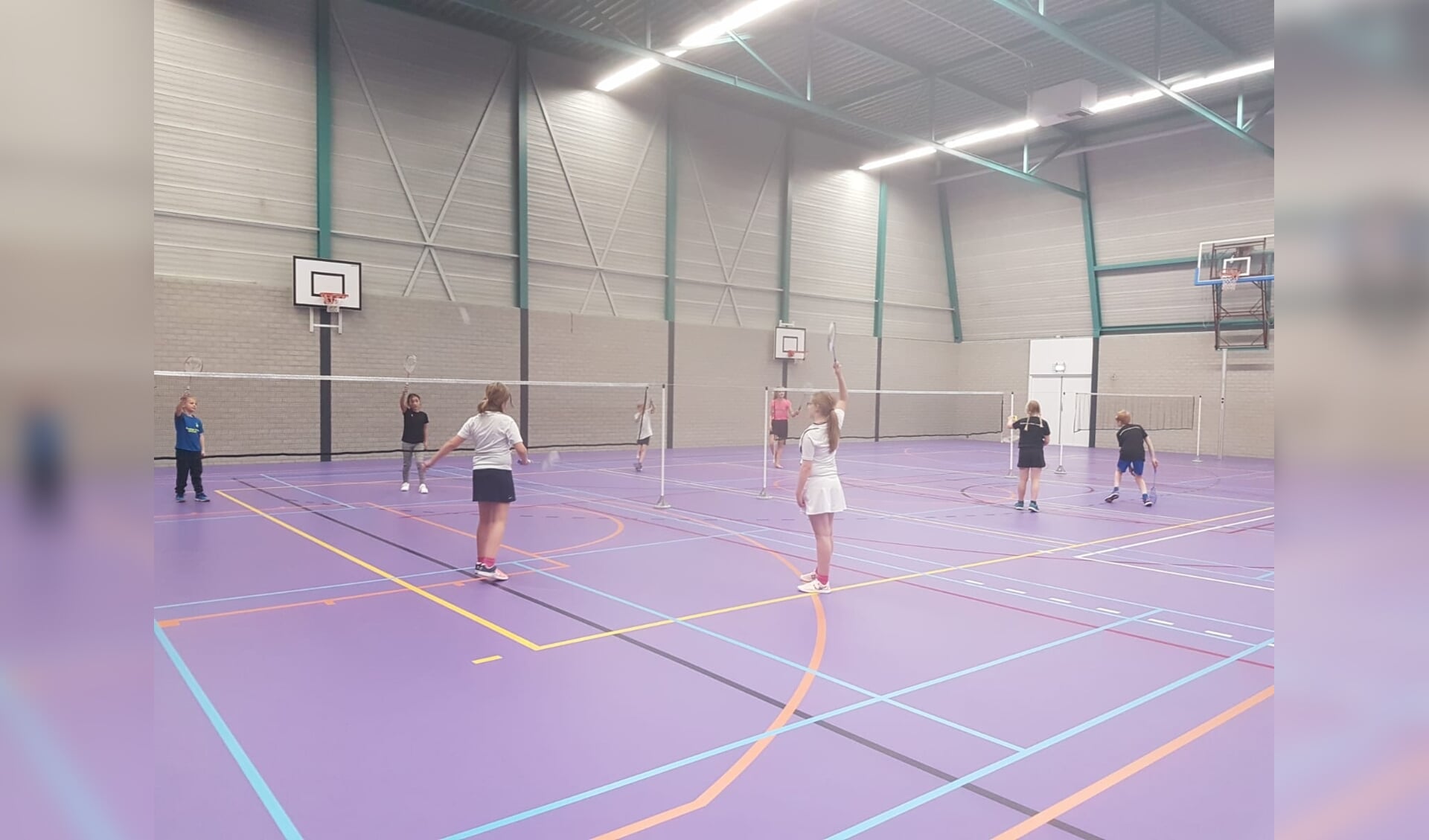 De jeugd mag, ondanks alle regels, gelukkig nog volop badmintonnen: ook een ganzenbord-Siterklaas-toernooi.