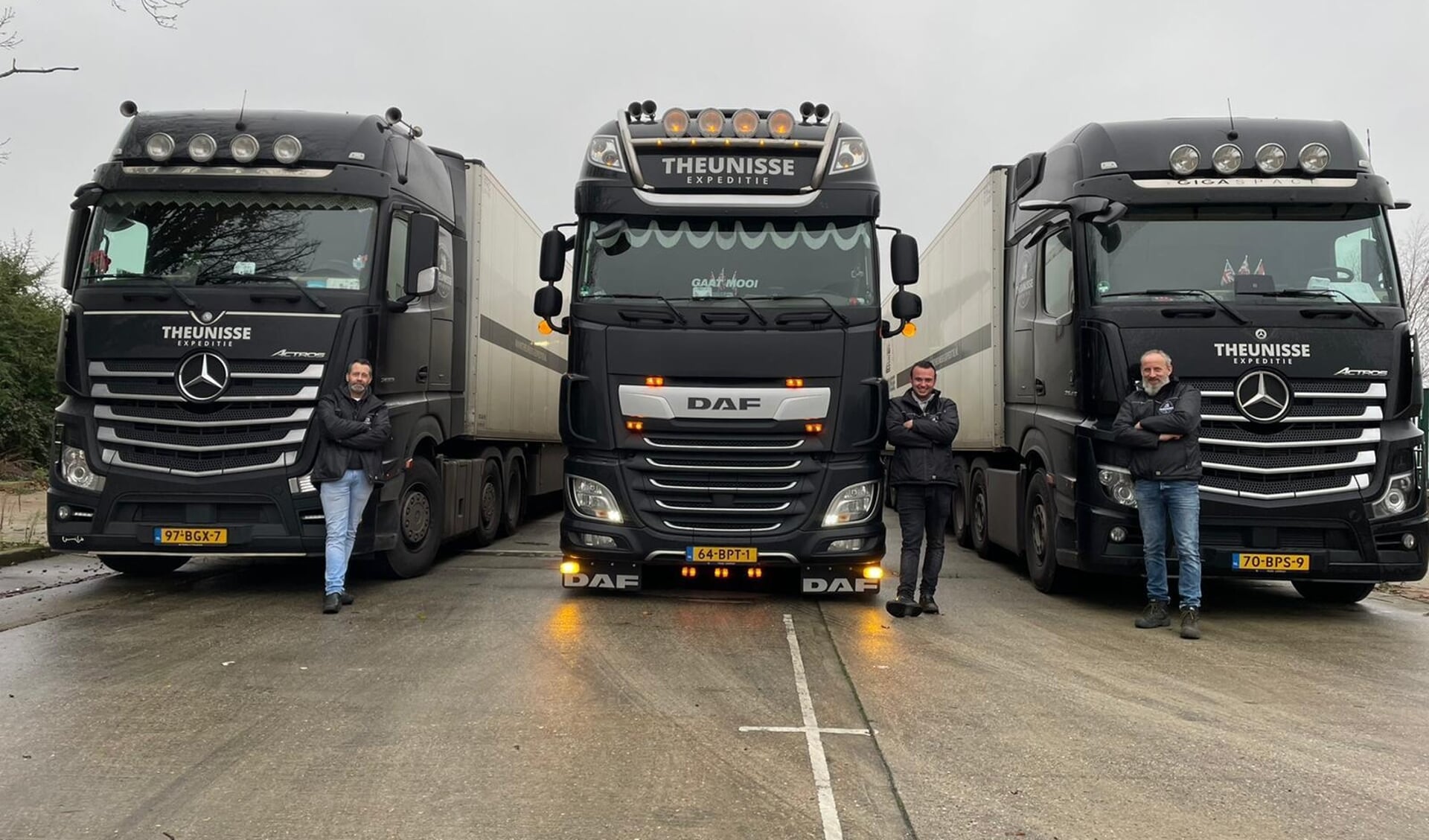 Frans (links) en zijn collega's bij de vrachtwagens die stil staan in Londen.