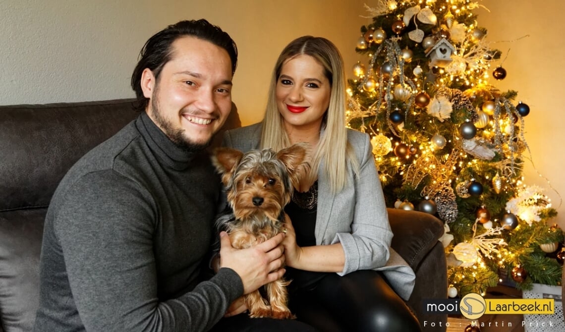 <p>George en Cristina Noane met hun hondje 'Olive'</p>