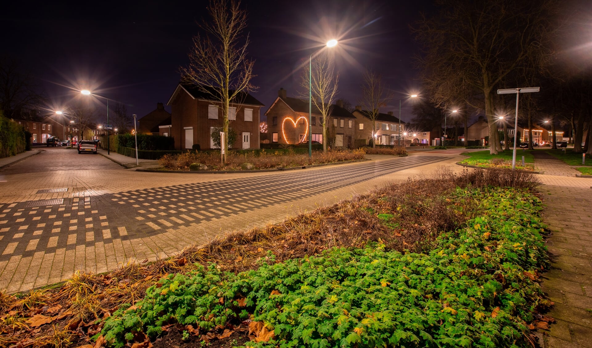 Een groot verlicht hart op een huis aan de Nachtegaallaan in Beek en Donk