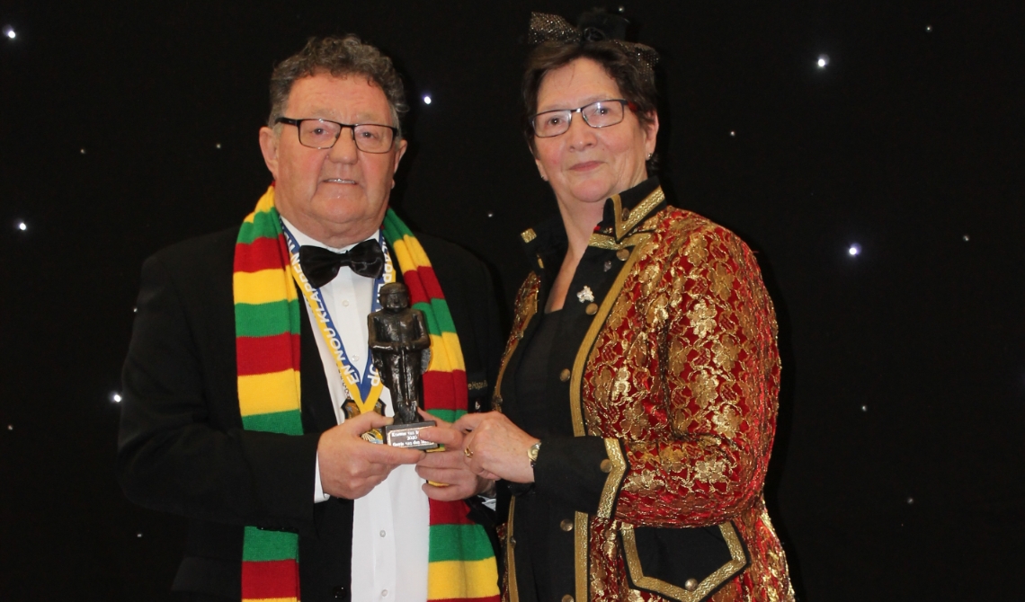 Gerrie van den Broek (l) 'Kneuter van het Jaar'