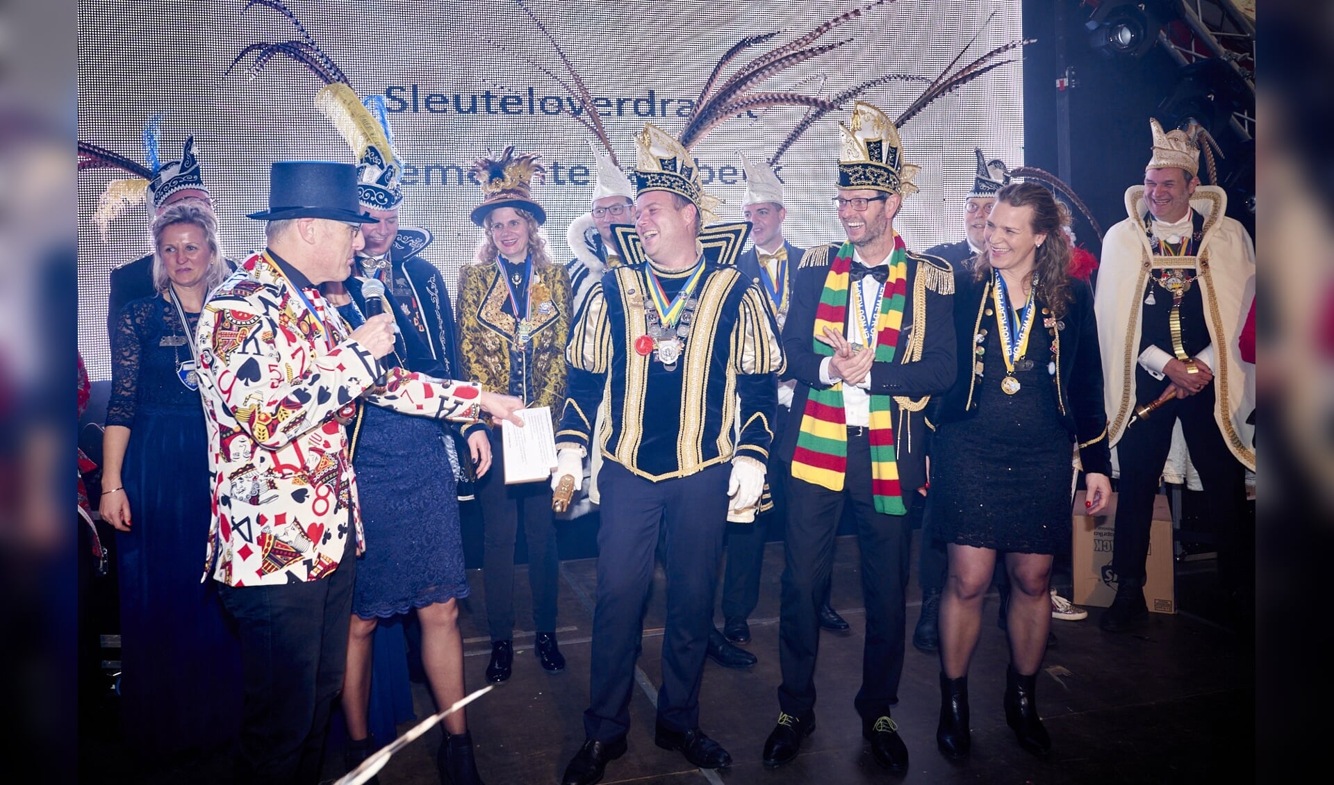 Bij de sleuteloverdracht komen alle vier de Laarbeekse carnavalsverenigingen altijd samen.