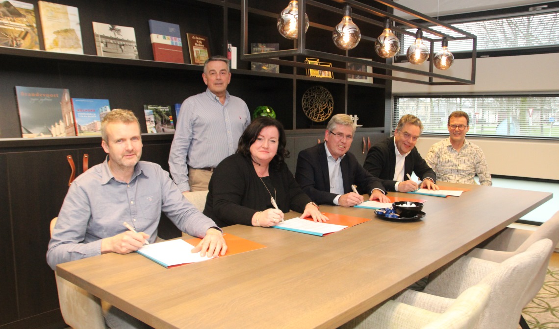 Lokale aannemers tekenen langdurig onderhoudscontract met woCom. V.l.n.r.: Paul van Rixtel (woCom), Henny Haazen (Hoebergen), Josienne Claassen (Mas Claassen), Jack Vlassak (Vlassak), Frans van den Heuvel (Van den Heuvel) en Ruud Ronckers (woCom)