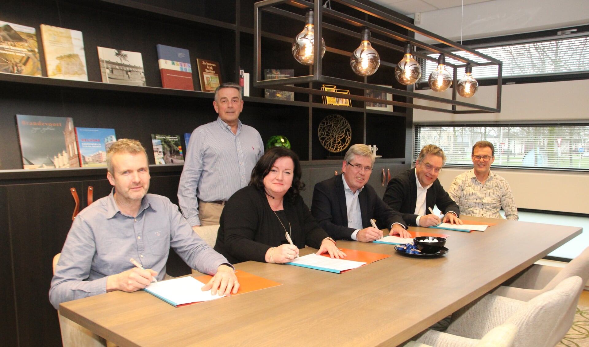 Lokale aannemers tekenen langdurig onderhoudscontract met woCom.  V.l.n.r.: Paul van Rixtel (woCom), Henny Haazen (Hoebergen), Josienne Claassen (Mas Claassen), Jack Vlassak (Vlassak), Frans van den Heuvel (Van den Heuvel) en Ruud Ronckers (woCom)