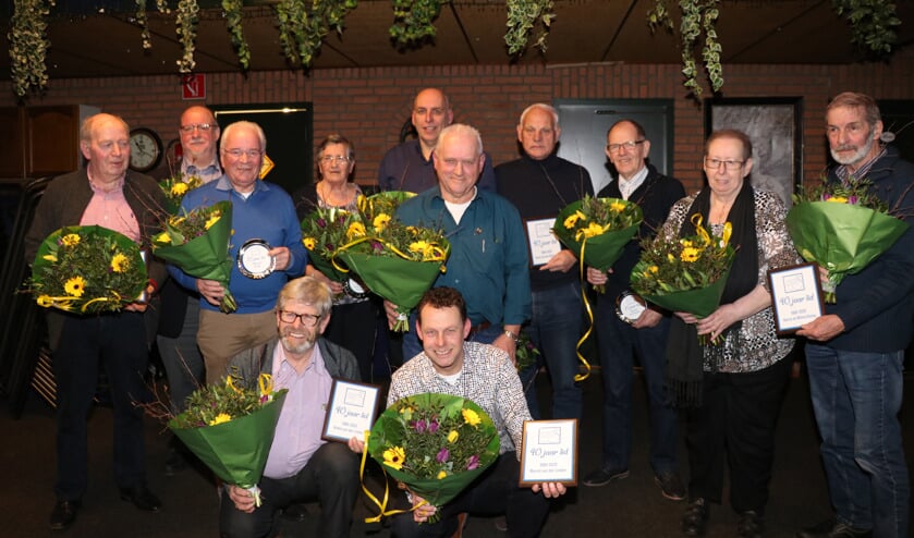 Staand, vlnr. Piet Vereijken, Frans Biemans, Piet Heijl, Rita van Beers, Peter van Vlerken, Ruud van Berlo, Guus van den Biggelaar, Gerrie Royackers, Wilma Klomp, Harrie Klomp, gehurkt André van der Linden en Marcel van der Linden | Fotonummer: cb1a14
