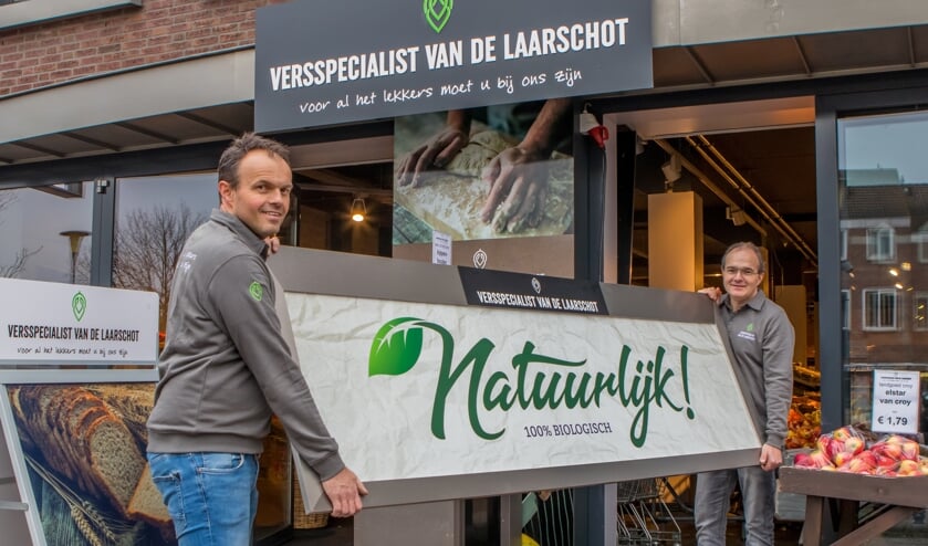 Roland (l) en Jeroen (r) voor de winkel aan het Piet van Thielplein | Fotonummer: 627bc1