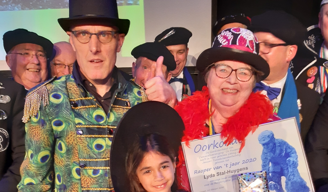 Lyda Stal (r) met burgemeester Frank van der Meijden (l)