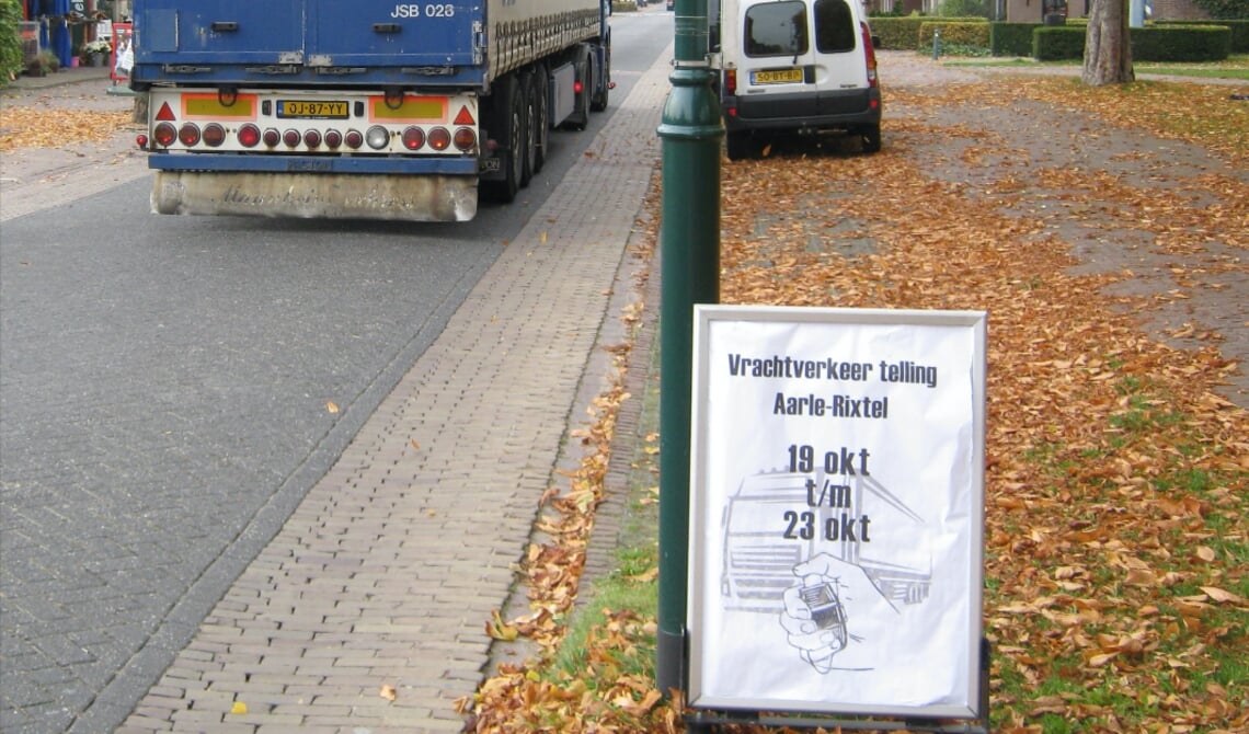 Vrachtverkeer in de Dorpsstraat van Aarle-Rixtel