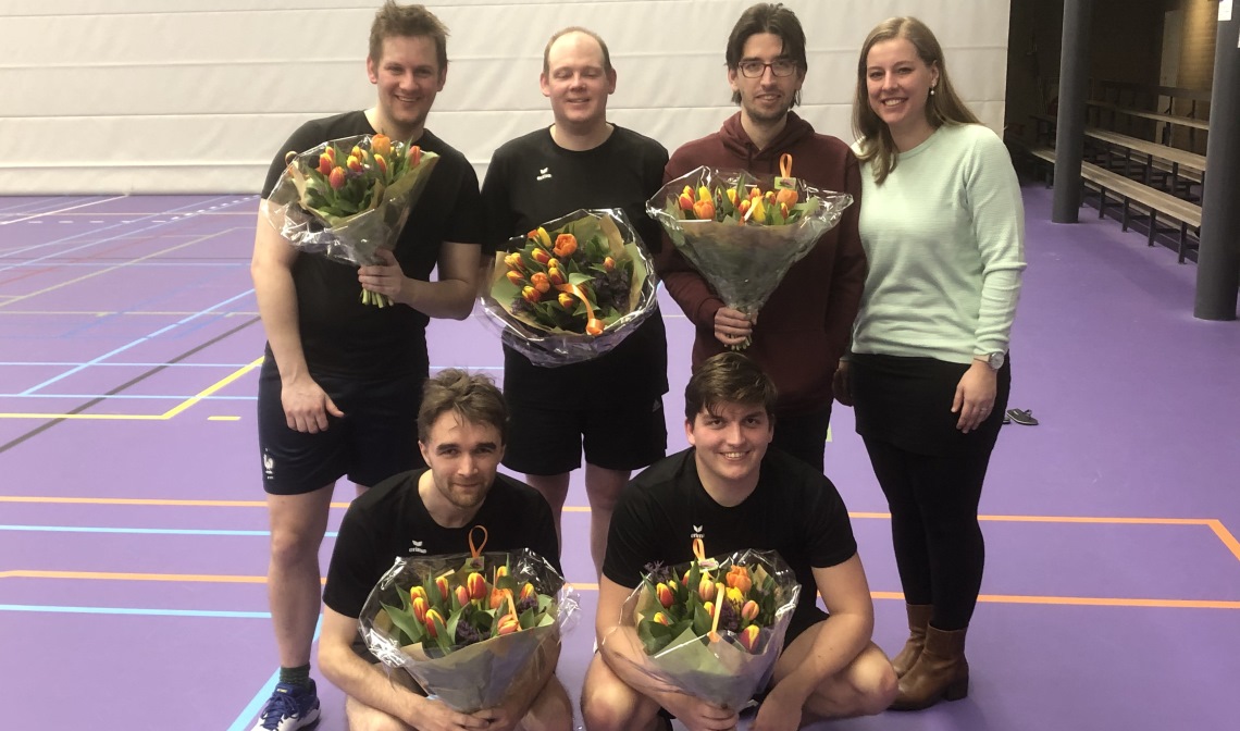 Het kampioensteam: BCL-H1/BouwCenter Swinkels met Wouter van Vijfeijken, Bert Manders, Jeroen van der Heiden, Laurence Roijackers en Ruud van Vijfeijken met naast hen trainster Isa Verkoeijen