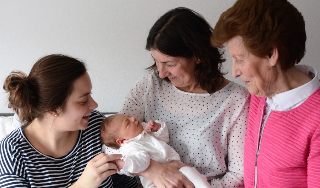 Vlnr: mama Annick, oma Simone met Lotte in haar handen en overgrootmoeder Toos
