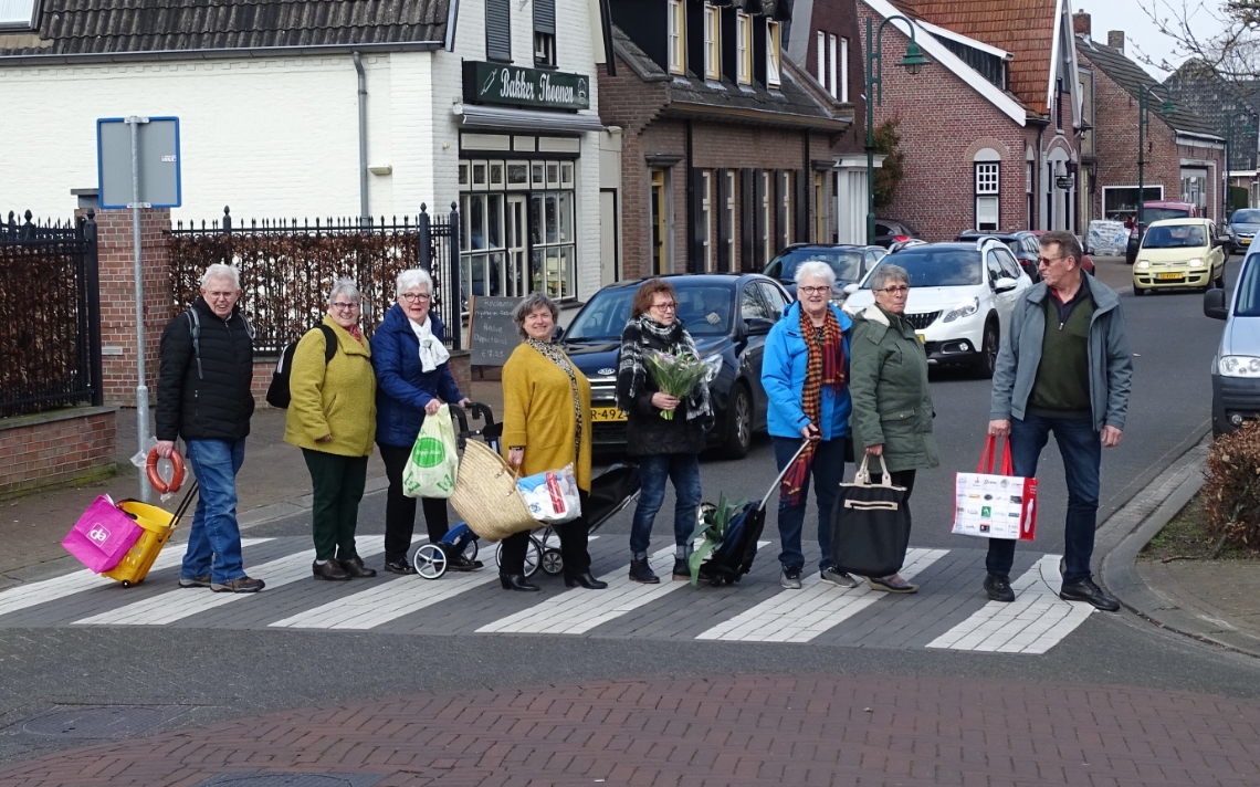 De schrijfgroep. Vlnr. Henk van der Zanden, Jeanne Franke-Cooijmans, Joop van Kesteren-Roelands, Astrid Kweens, Diny Verhoeven-Brouwers, Nelly de Groot-Cooijmans, Annegeert Steenbakkers-Verhoeven en Teun van Hoof