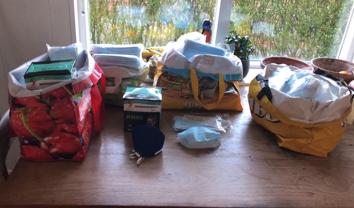 Tassen vol met mondkapjes staan klaar om verdeeld te worden