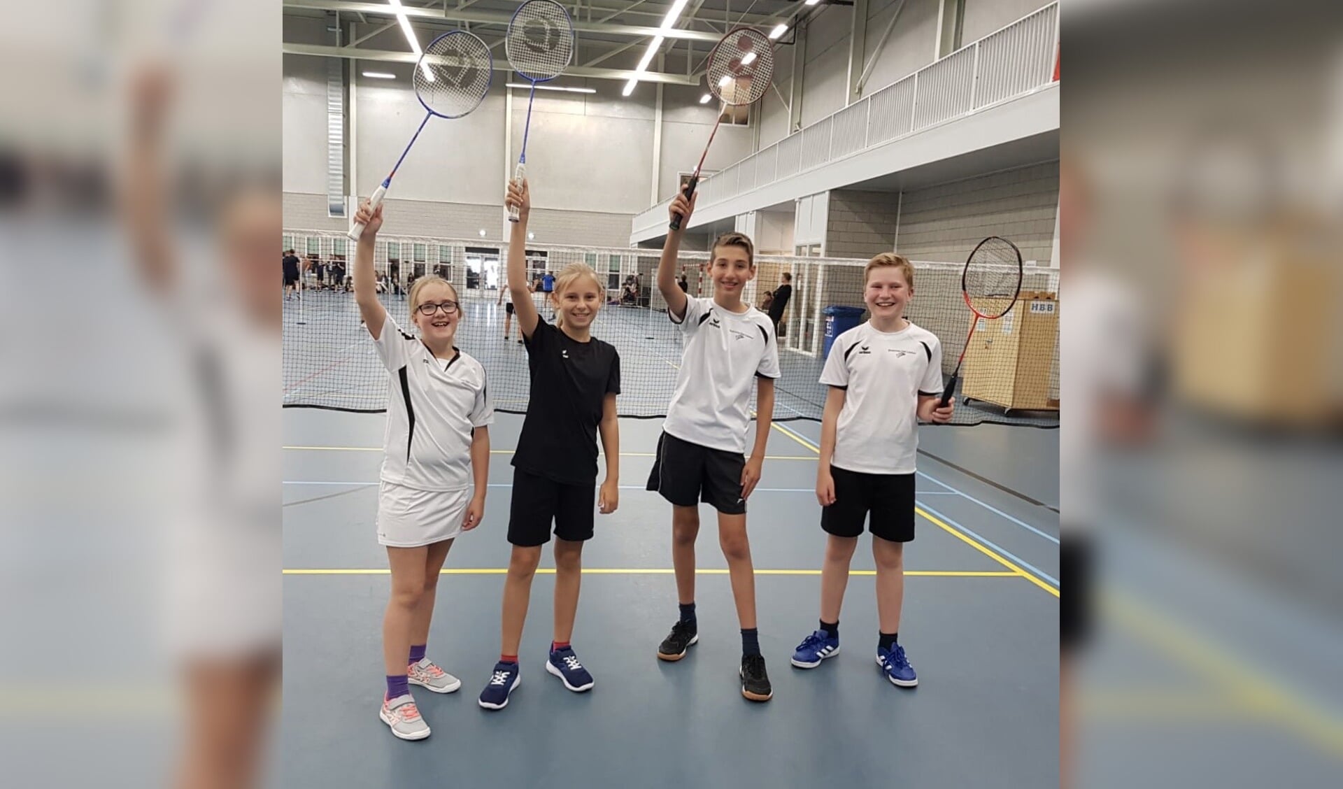 De jeugd staat klaar om weer te gaan badmintonnen