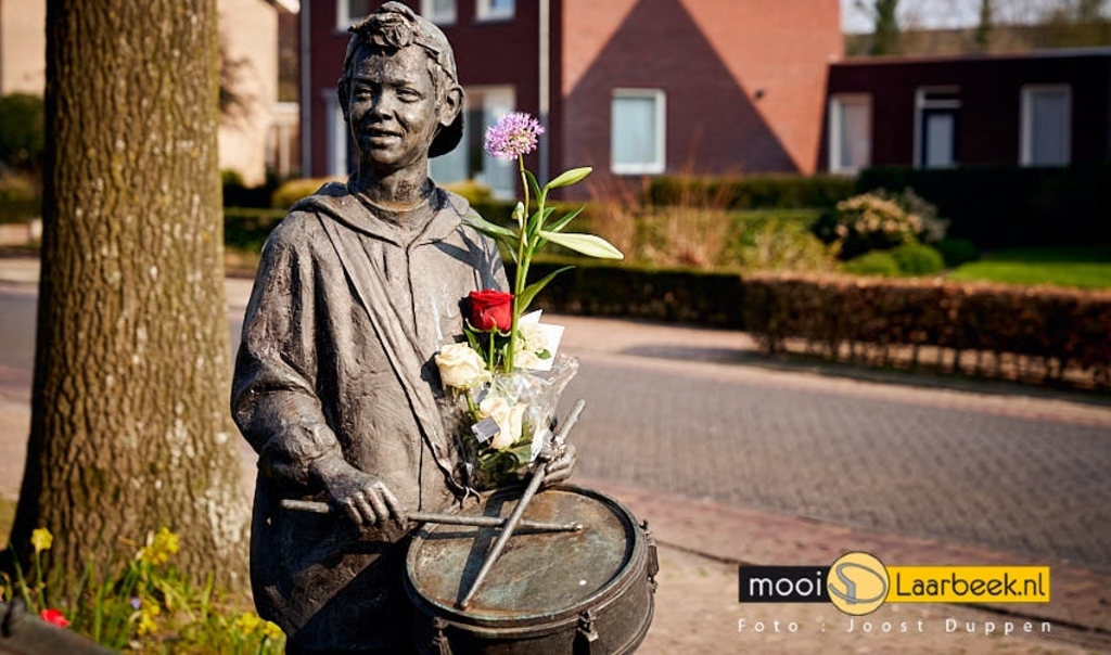 Bij het kunstwerk 'Toekomst door samenspel' aan het Servaassplein in Lieshout werden dinsdag al bloemen gelegd vanwege het overlijden van de 29-jarige (uit Lieshout afkomstige) Guus Konings. Het beeld van de jonge tamboer (r) is naar zijn jonge evenbeeld gemaakt