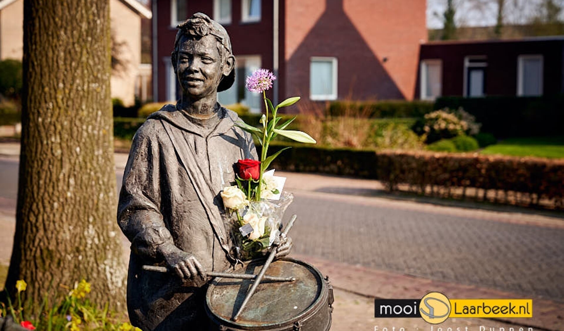 Bij het kunstwerk 'Toekomst door samenspel' aan het Servaassplein in Lieshout werden dinsdag al bloemen gelegd vanwege het overlijden van de 29-jarige (uit Lieshout afkomstige) Guus Konings. Het beeld van de jonge tamboer (r) is naar zijn jonge evenbeeld gemaakt