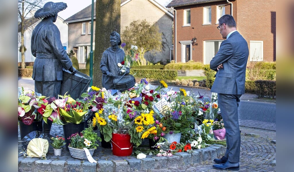 Burgemeester van der Meijden heeft bloemen gelegd bij de gedenkplaats in Lieshout