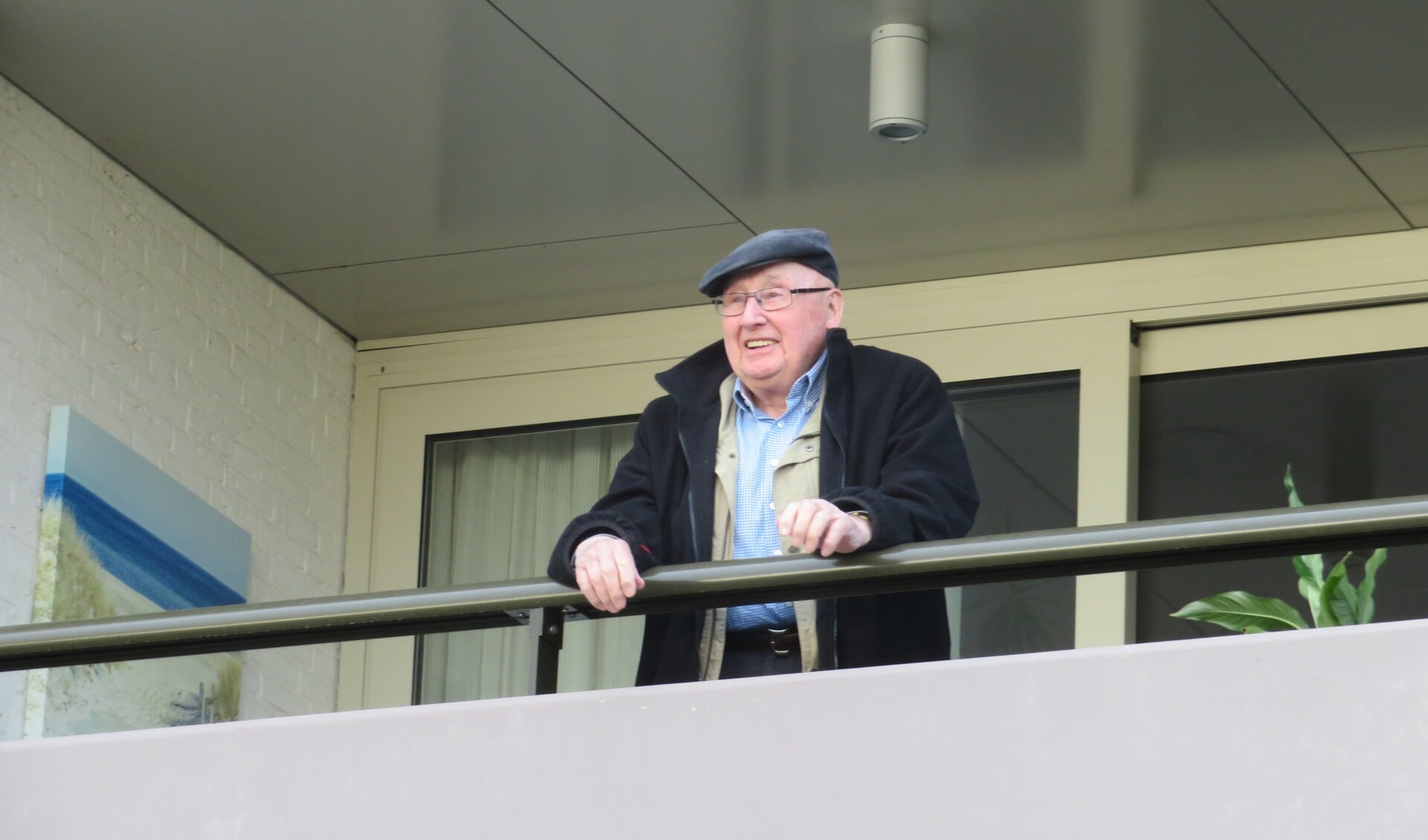 De jarige Sjef Senders op het balkon van zijn appartement