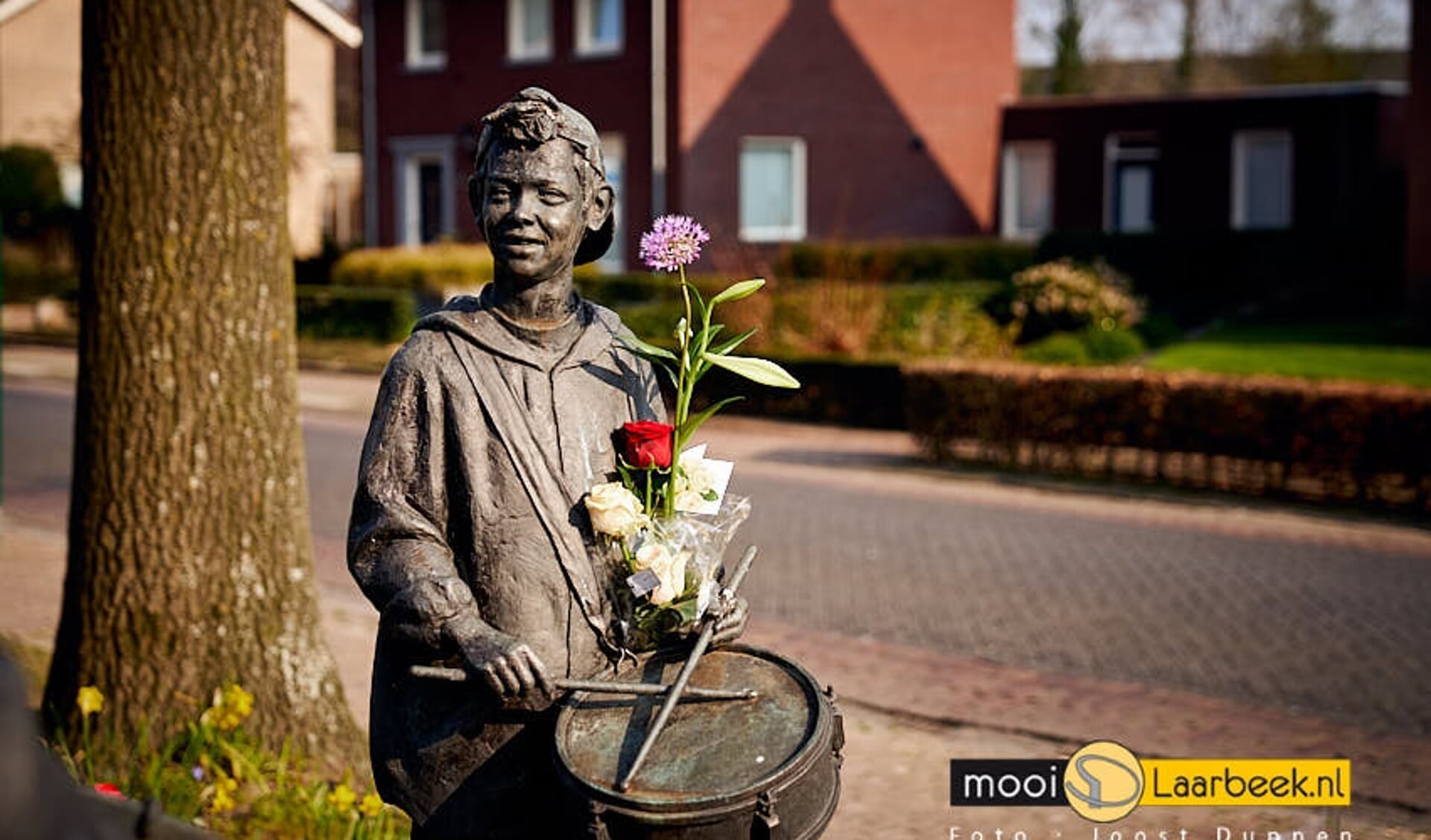 Bij het kunstwerk 'Toekomst door samenspel' aan het Servaassplein in Lieshout zijn veel bloemen gelegd vanwege het overlijden van de 29-jarige (uit Lieshout afkomstige) Guus Konings. Het beeld van de jonge tamboer is naar zijn jonge evenbeeld gemaakt