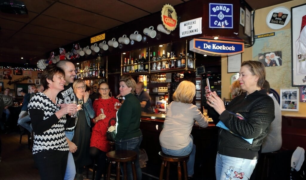  Een gezellige middag in Café De Koekoek (archieffoto)